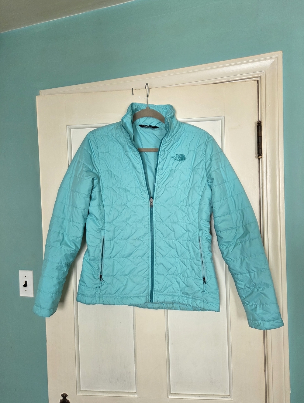 The North Face Tamburello Aqua Lightweight Puffer Jacket - Like New!